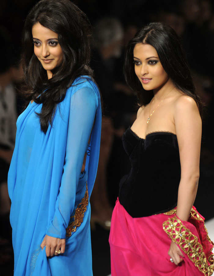 riya-and-raima-sen