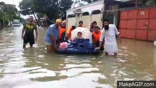 INDIAN_SIKH_Helping_pregnant_lady_from_flood_2012