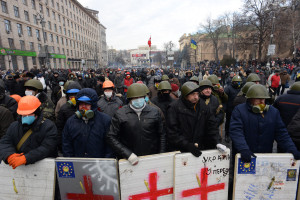 Line_of_protesters_at_Dynamivska_str._Euromaidan_Protests._Events_of_Jan_20,_2014