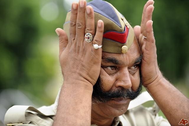 india-policeman-moustache-2009-9-9-13-12-13