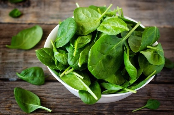 white-bowl-with-fresh-spinach-leaves