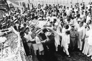 https://www.lifecrust.com/wp-content/uploads/2018/10/indira-gandhi-funeral-procession.jpg